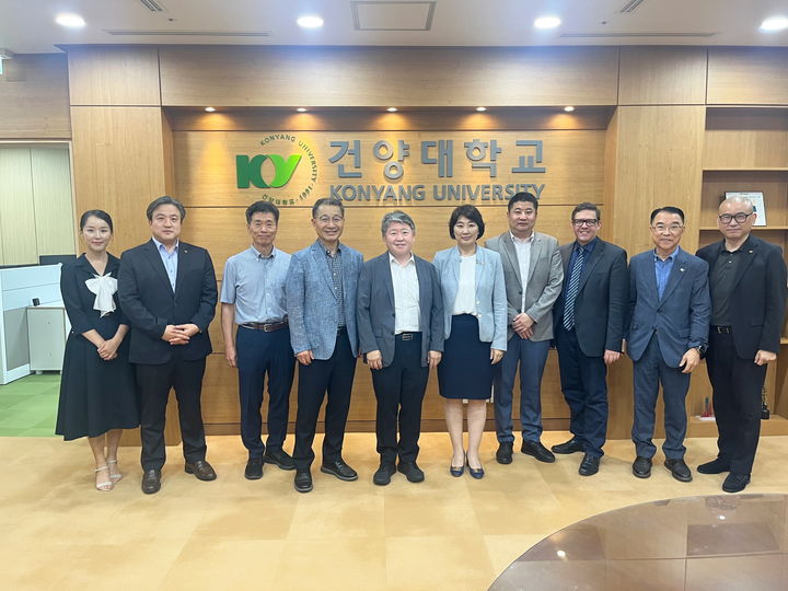 [논산=뉴시스] 협약을 맺은 건양대학교와 몽골 GMIT 관계자들 기념촬영. (사진=건양대 제공) 2225.08.19. photo@newsis.com *재판매 및 DB 금지