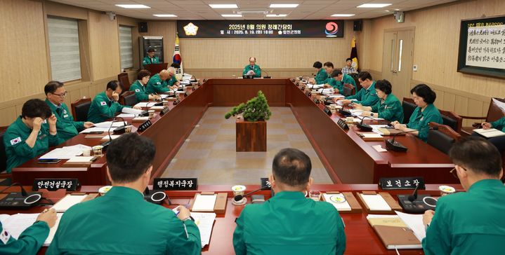 [합천=뉴시스] 합천군의회 의원 정례간담회 (사진=합천군의회 제공) 2025. 08. 19. photo@newsis.com *재판매 및 DB 금지