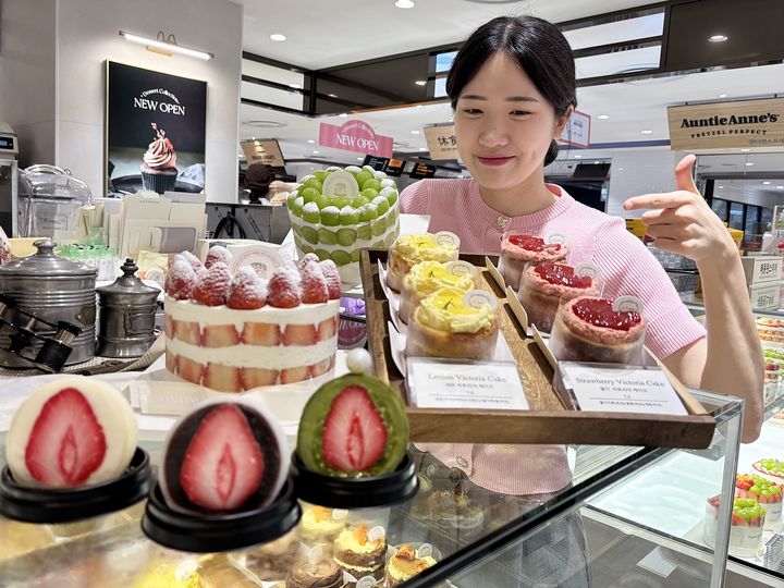 [대구=뉴시스] 롯데백화점 대구점에 프리미엄 디저트 편집 매장이 새롭게 오픈했다. (사진 = 롯데백화점 제공) 2025.08.19. photo@newsis.com *재판매 및 DB 금지