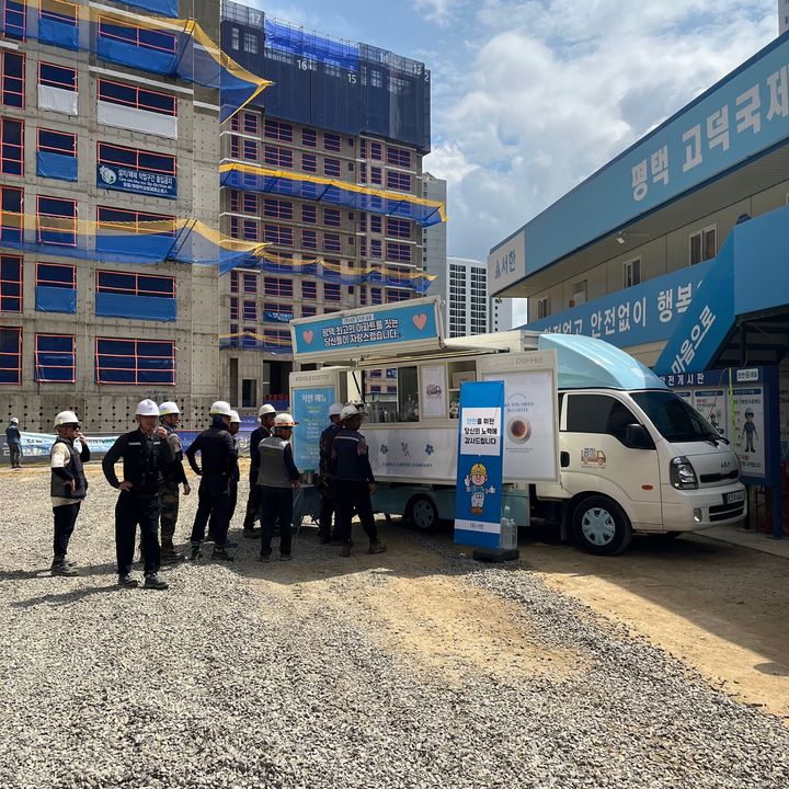 서한이 지난 7월부터 9월말까지 모든 공사현장을 대상으로 온열질환 예방을 위해 진행중인 냉(冷)3 쿨픽 캠페인을 진행하고 있다. *재판매 및 DB 금지