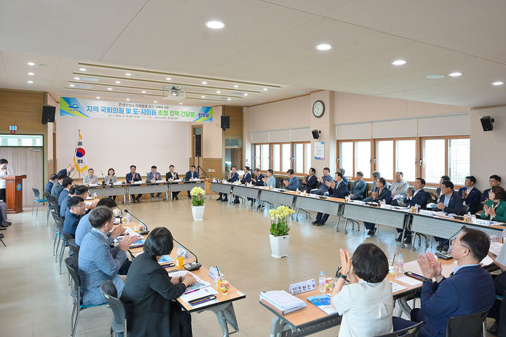 [여수=뉴시스] 전남 여수시와 지역 국회의원, 시도의원이 시청에서 새 정부 출범 이후 첫 정책 간담회를 하고 있다. (사진=여수시 제공) 2025.08.19. photo@newsis.com *재판매 및 DB 금지