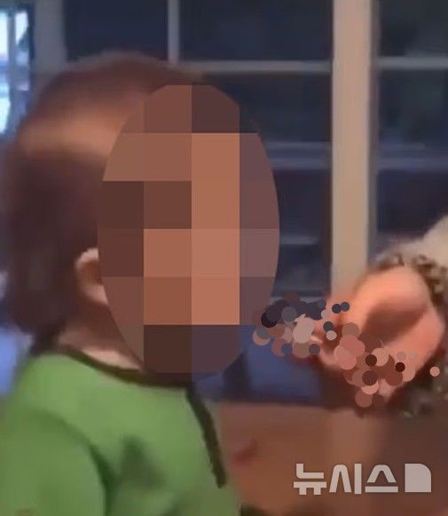 [뉴시스]영상 속에는 이름이 밝혀지지 않은 어린 아이가 전자담배에 입을 대고 있는 모습이 담겼다. (사진=데일리메일) 2025.8.18 