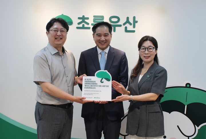 [서울=뉴시스] 퍼시스그룹 자립준비청년을 위한 첫 가구 지원 사업 전달식. (사진=퍼시스그룹 제공) 2025.08.19. photo@newsis.com *재판매 및 DB 금지