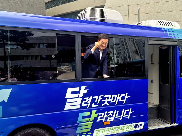 [수원=뉴시스] 이병희 기자 = 김동연 경기도지사가 19일 도청 앞에서 열린 '달려간 곳마다 달라집니다(달달)-경기 민생경제 현장투어버스' 출정식에서 사진을 찍고 있다. 2025.08.19. iambh@newsis.com *재판매 및 DB 금지