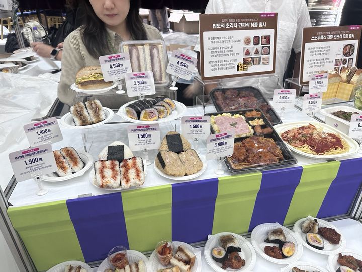 [서울=뉴시스] 전병훈 기자 = 19일 오전 서울 강남구 SC컨벤션에서 열린 CU의 하반기 상품 컨벤션 행사장에서 신규 출시될 간편식들이 진열돼 있다. *재판매 및 DB 금지