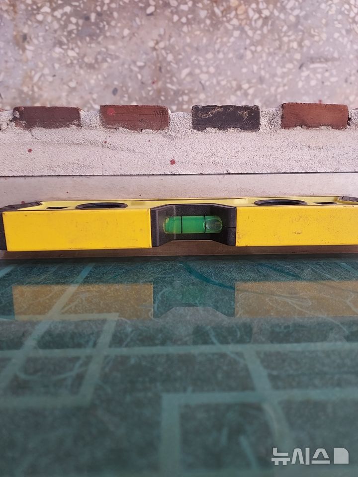 [부산=뉴시스] 사상하단선 공사장 인근 한 주민의 집 마당에서 수평계로 측정한 결과, 수평계가 수평을 잡지 못하는 모습. (사진=독자 제공) 2025.08.19. photo@newsis.com