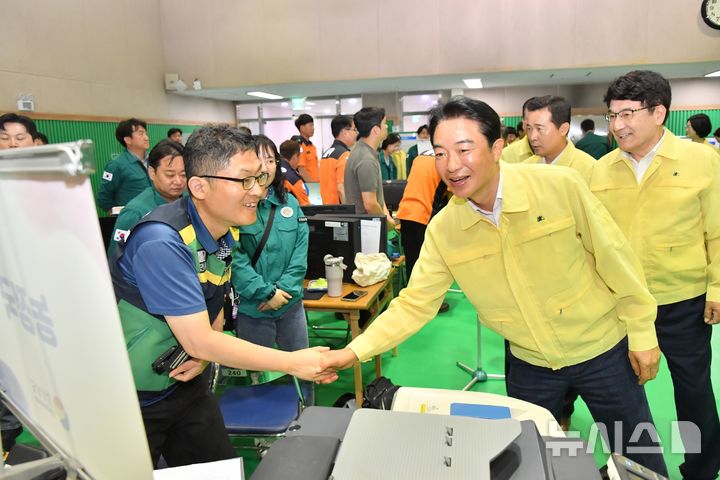 [창원=뉴시스]경남도의회 최학범 의장 등 확대의장단이 19일 오후 도청 2025 을지연습 훈련장을 찾아 근무자들을 격려하고 있다.(사진=경남도의회 제공) 2025.08.19. photo@newsis.com