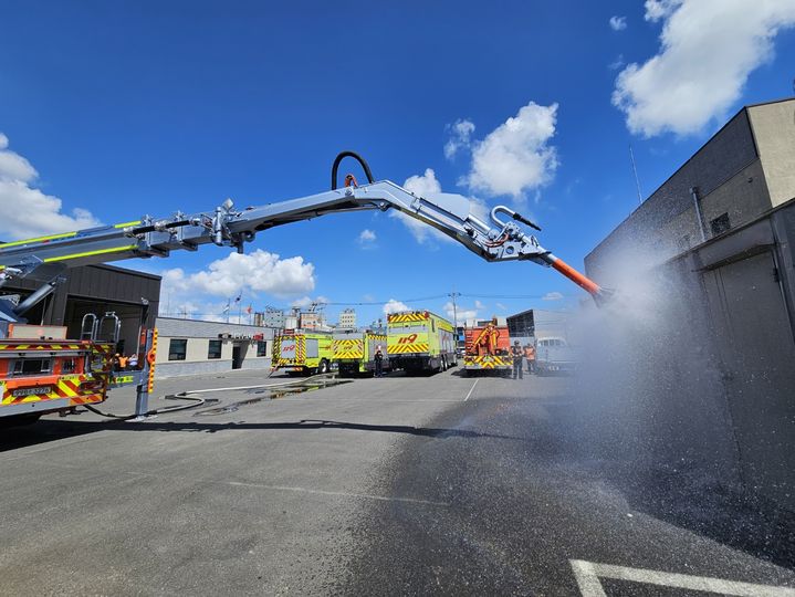 [군산=뉴시스] 19일 전북 군산시 소룡동의 119특수대응단 화학구조대 청사에서 무인파괴방수차량이 컨테이너 창문을 깨고 내부로 소방용수를 뿌리고 있다. (사진=전북도소방본부 제공) 2025.08.19. photo@newsis.com *재판매 및 DB 금지