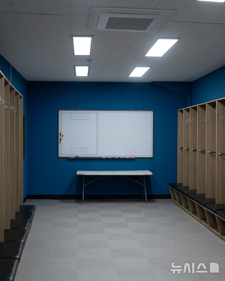 [서울=뉴시스]K리그1 수원FC 원정팀 라커룸 재정비. (사진=수원FC 제공)