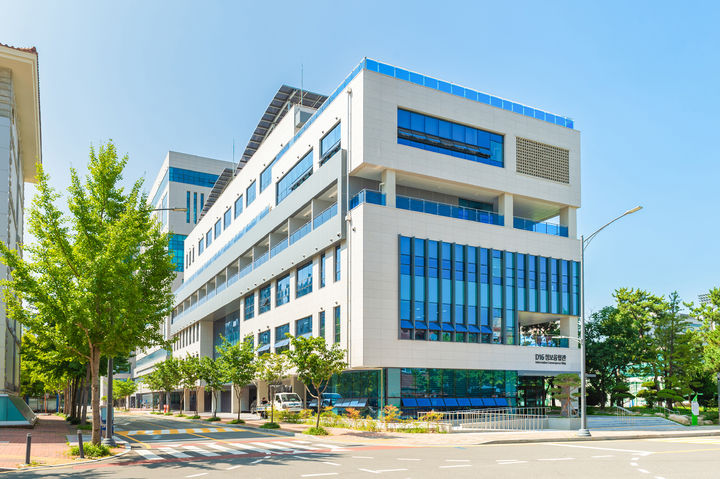 [부산=뉴시스] 국립부경대학교는 19일 오후 부산 남구 대연캠퍼스 내 정보융합관 6층 컨버전스홀에서 정보융합관 신축공사 준공식을 개최했다고 밝혔다. (사진=부경대 제공) 2025.08.19. photo@newsis.com *재판매 및 DB 금지