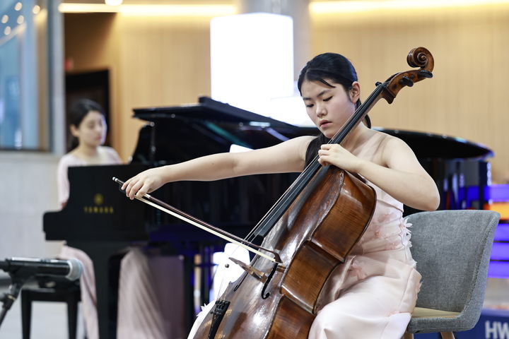 [화성=뉴시스]서울 예원학교 2학년 김지우 양이 19일 화성시청 로비에서 첼로연주로 재능기부를 하고 있다.(사진=화성시 제공)2025.08.19.photo@newsis.com *재판매 및 DB 금지