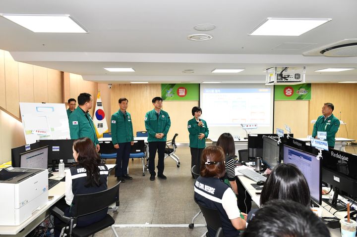 [보령=뉴시스] 을지연습이 실시되는 보령시청 종합상황실을 방문, 근무자를 격려하는 최은순 보령시의회 의장과 김정훈 부의장. (사진=보령시청 제공) *재판매 및 DB 금지