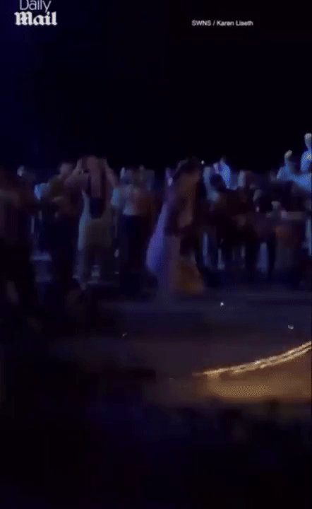 [뉴시스] 태국에서 파티 도중 술에 취해 불 줄넘기를 하는 모습. (영상=데일리메일) *재판매 및 DB 금지