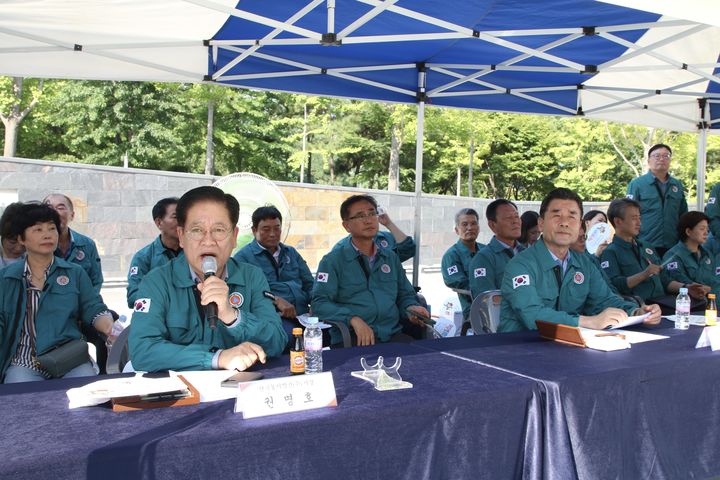 [울산=뉴시스] 구미현 기자 =한국동서발전㈜는 19일 울산 중구 혁신도시 본사에서 '2025 을지연습' 일환으로 10개 유관기관과 함께 국가 주요 기반시설 드론 피폭 대응 민·관·군·경·소방 합동훈련을 실시했다. (사진=동서발전 제공) photo@newsis.com *재판매 및 DB 금지
