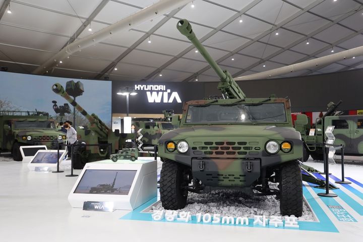 [서울=뉴시스] 현대위아가 기아의 소형전술차량에 탑재한 '경량화 105㎜ 자주포' 모습. 현대위아는 다음 달 2~5일 폴란드에서 열리는 국제방위산업 전시회(MSPO)에 참가해 자주포와 안티드론 시스템 등을 선보인다. (사진=현대위아 제공) 2025.08.19 photo@newsis.com *재판매 및 DB 금지
