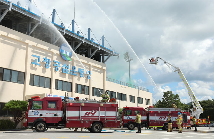 [고창=뉴시스] 19일 고창 공설운동장에서 펼쳐진 고창군의 2025 을지연습 실제훈련, 소방대원들이 가상의 화재가 발생한 공설운동장의 화재를 진압하고 있다. *재판매 및 DB 금지