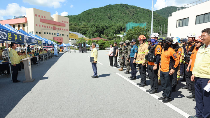 [고창=뉴시스] 19일 고창 공설운동장에서 펼쳐진 고창군의 2025 을지연습 실제훈련, 심덕섭 고창군수(왼쪽)가 상황보고를 받고 있다. *재판매 및 DB 금지