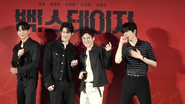 [서울=뉴시스] 강주희 기자 = 19일 서울 용산구 CGV 용산아이파크몰에서 열린 영화 '백!스테이지' 언론시사회에서 배우 김은호, 이찬우, 배재영, 에이티즈 윤호가 포즈를 취하고 있다. 2025.08.19. zooey@newsis.com *재판매 및 DB 금지