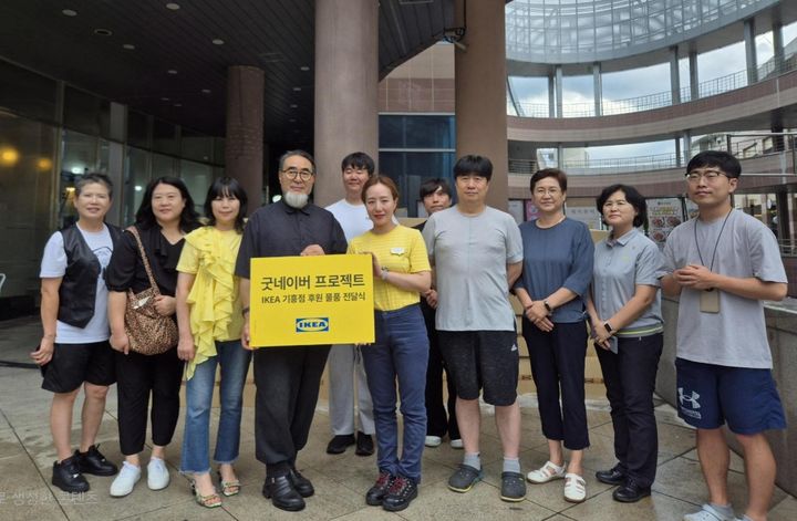 [서울=뉴시스] 이케아 기흥점의 경기 용인 소재 아동복지시설을 위한 후원 물품 전달식. (사진=이케아 기흥점 제공) 2025.08.19. photo@newsis.com *재판매 및 DB 금지
