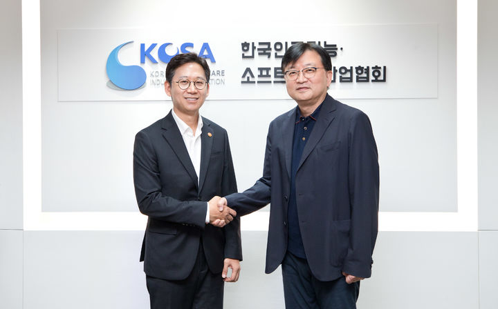 [서울=뉴시스] 배경훈 과학기술정보통신부 장관이 19일 오후 서울 송파구 한국인공지능소프트웨어산업협회(KOSA)를 방문해 조준희 한국인공지능소프트웨어산업협회장과 면담을 가졌다. (사진=과기정통부 제공) *재판매 및 DB 금지