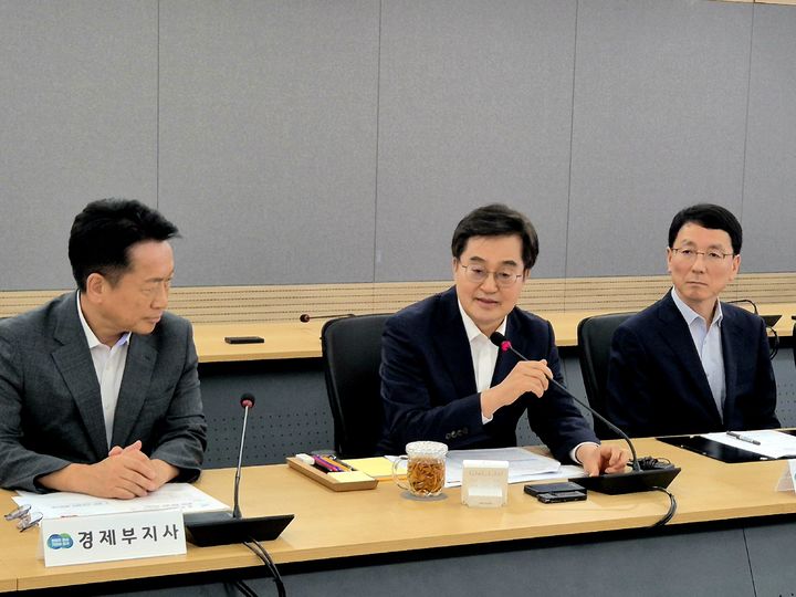 [수원=뉴시스] 이병희 기자 = 김동연 경기도지사가 19일 도청 서희홀에서 정부의 국정과제 대응을 위한 간부회의를 소집하고, 발언하고 있다. 2025.08.19. iambh@newsis.com *재판매 및 DB 금지