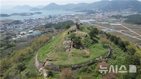 [거제=뉴시스]19일 국가 사적으로 지정 예고된 경남 거제시 거제면 동산리와 서상리 경계에 있는 '거제 수정산성'.(사진=경남도 제공) 2025.08.19. photo@newsis.com