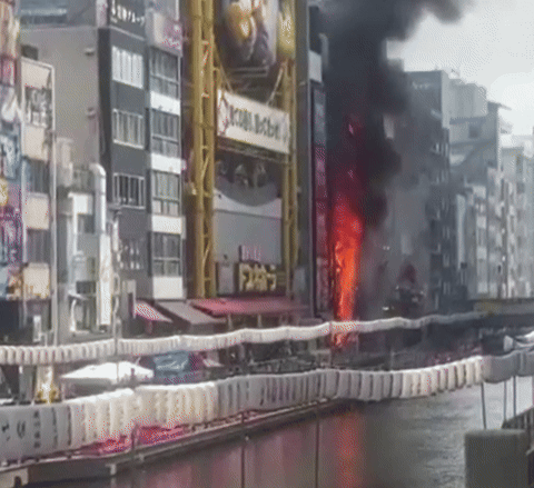 [뉴시스] 18일 NHK 등 현지 매체에 따르면 오전께 오사카 주오구 도톤보리 인근의 7층 건물과 5층 건물과 이웃한 빌딩에서 화재가 발생해 소방차 등 70여 대가 출동했다. 3시간여 만에 화재는 진압됐지만, 총 110㎡가 소실 됐다. (사진=NHK 제공) *재판매 및 DB 금지