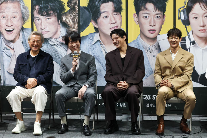 연극 '고도를 기다리며를 기다리며' 기자간담회가 19일 서울 종로구 대학로 예스24스테이지에서 열렸다. 사진은 박근형(왼쪽부터), 김병철, 이상윤, 최민호. (사진=파크컴퍼니 제공) *재판매 및 DB 금지