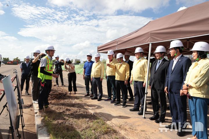 [시흥=뉴시스] 임병택 시장 등이 시흥배곧서울대병원(가칭) 건립 현장을 찾은 가운데 관계자들과 소통하며 안전 점검을 하고 있다. (사진=시흥시 제공).2025.08.19.photo@newsis.com