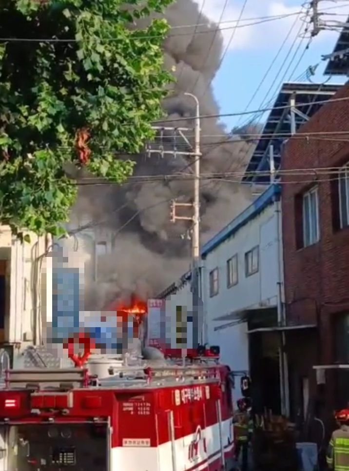  [대구=뉴시스] 대구시 북구 노원동 3공단 내 공장에서 화재가 발생해 연기가 솟구치고 있다. (사진=대구소방본부 제공) 2025.08.19. photo@newsis.com *재판매 및 DB 금지