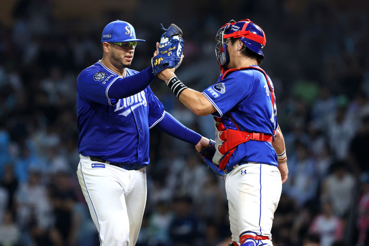[서울=뉴시스] 프로야구 삼성 라이온즈 아리엘 후라도가 19일 창원NC파크에서 열린 2025 신한 쏠뱅크 KBO리그 NC 다이노스와의 경기에 선발 등판해 호투를 펼친 뒤 강민호와 하이파이브를 하고 있다. (사진=삼성 라이온즈 제공) 2025.08.19.