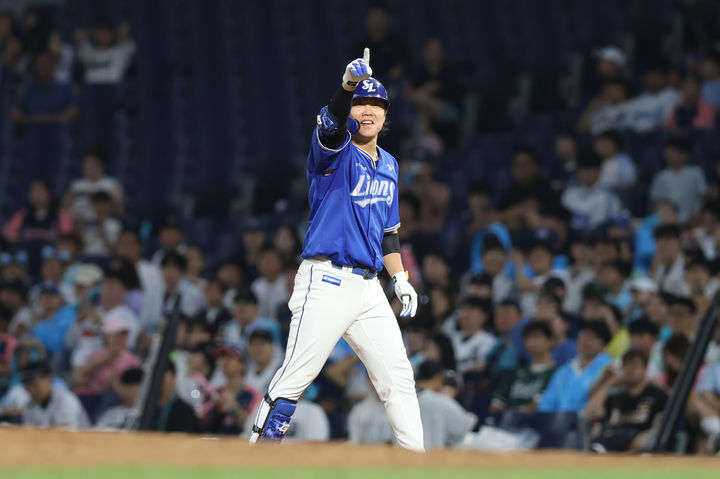 [서울=뉴시스] 프로야구 삼성 라이온즈 류지혁이 19일 창원NC파크에서 열린 2025 신한 쏠뱅크 KBO리그 NC 다이노스와의 경기에서 안타를 친 뒤 세리머니를 하고 있다. (사진=삼성 라이온즈 제공) 2025.08.19.