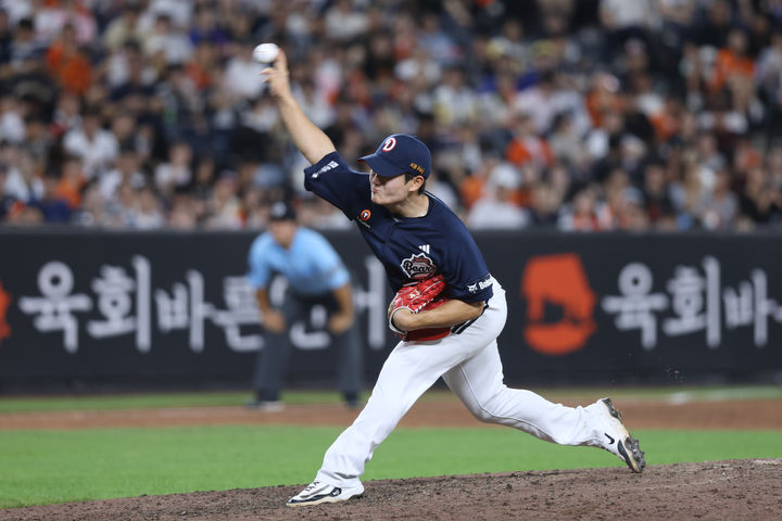 [서울=뉴시스] 프로야구 두산 베어스 김택연이 19일 대전 한화생명볼파크에서 열린 2025 신한 쏠뱅크 KBO리그 한화 이글스와의 경기에 9회 등판해 공을 던지고 있다. (사진=두산 베어스 제공) 2025.08.19. *재판매 및 DB 금지
