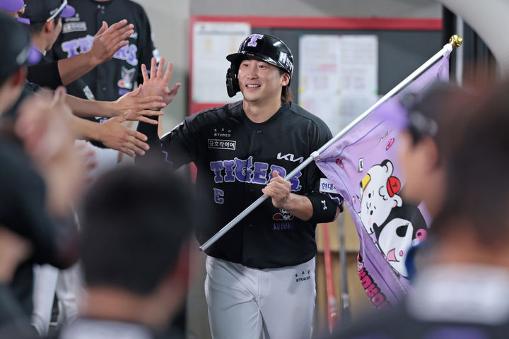 [서울=뉴시스] 프로야구 KIA 타이거즈 나성범이 19일 광주-기아챔피언스필드에서 열린 2025 신한 쏠뱅크 KBO리그 키움 히어로즈와의 경기에서 홈런을 친 뒤 동료들의 축하를 받고 있다. (사진=KIA 타이거즈 제공) 2025.08.19. *재판매 및 DB 금지