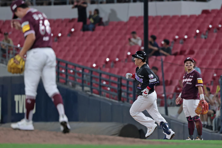 [서울=뉴시스] 프로야구 KIA 타이거즈 최형우가 19일 광주-기아챔피언스필드에서 열린 2025 신한 쏠뱅크 KBO리그 키움 히어로즈와의 경기에서 홈런을 친 뒤 베이스를 돌고 있다. (사진=KIA 타이거즈 제공) 2025.08.19. *재판매 및 DB 금지