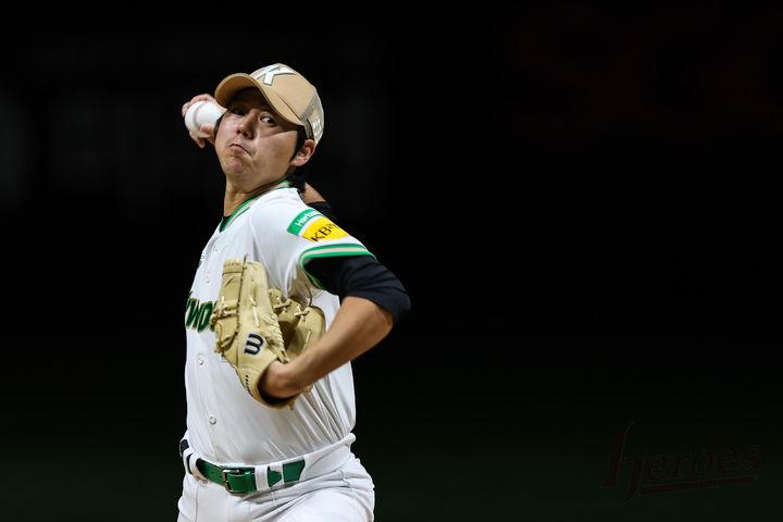 [서울=뉴시스] 프로야구 키움 히어로즈 하영민이 16일 서울 고척스카이돔에서 열린 2025 신한 쏠뱅크 KBO리그 KT 위즈와의 경기에 선발 등판해 공을 던지고 있다. (사진=키움 히어로즈 제공) 2025.08.16. *재판매 및 DB 금지