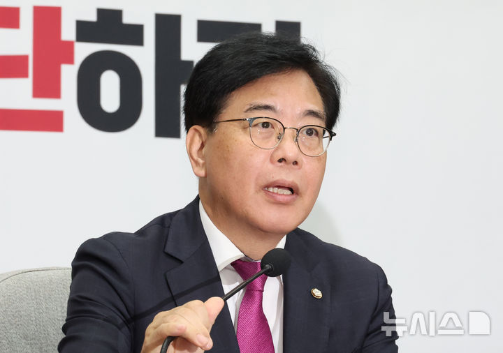 [서울=뉴시스] 김금보 기자 = 송언석 국민의힘 비상대책위원장 겸 원내대표가 19일 오전 서울 여의도 국회에서 열린 원내대책회의에서 발언을 하고 있다. 2025.08.19. kgb@newsis.com