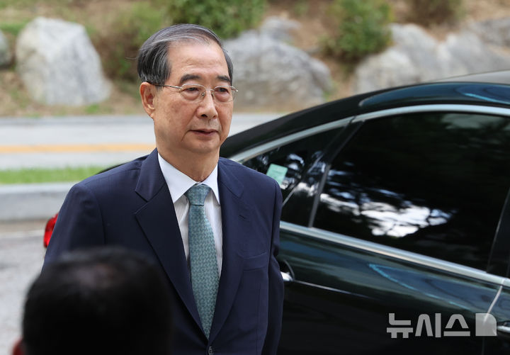 [서울=뉴시스] 황준선 기자 = 한덕수 전 국무총리가 19일 오전 서울 서초구 서울고등검찰청에 마련된 조은석 내란특검 사무실에 12.3 비상계엄 방조 등 혐의로 피의자 조사를 받기 위해 출석하고 있다. 2025.08.19. hwang@newsis.com