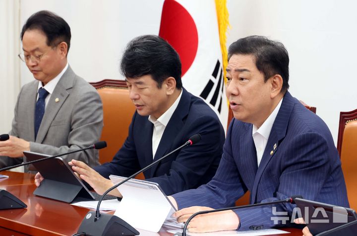 [서울=뉴시스] 조성봉 기자 = 김병기 더불어민주당 원내대표가 지난 19일 오전 서울 여의도 국회에서 열린 원내대책회의에서 발언을 하고 있다. 2025.08.19. suncho21@newsis.com