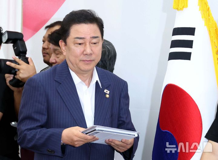 [서울=뉴시스] 조성봉 기자 = 김병기 더불어민주당 원내대표가 19일 오전 서울 여의도 국회에서 열린 원내대책회의에 참석하고 있다. 2025.08.19. suncho21@newsis.com