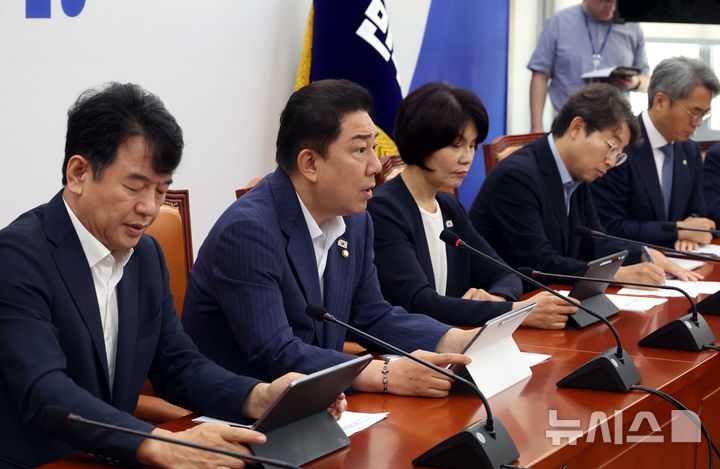 [서울=뉴시스] 조성봉 기자 = 김병기 더불어민주당 원내대표가 19일 오전 서울 여의도 국회에서 열린 원내대책회의에서 발언을 하고 있다. 2025.08.19. suncho21@newsis.com