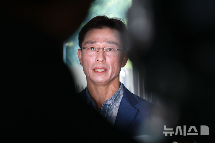 [서울=뉴시스] 이영환 기자 = 임성근 전 해병대 1사단장이 휴대폰 포렌식 참관을 위해 19일 오전 서울 서초구 순직해병 특검팀(이명현 특별검사) 사무실로 출석하며 발언을 하고 있다. 2025.08.19. 20hwan@newsis.com