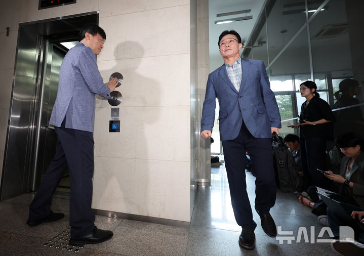 [서울=뉴시스] 이영환 기자 = 임성근 전 해병대 1사단장이 휴대폰 포렌식 참관을 위해 19일 오전 서울 서초구 순직해병 특검팀(이명현 특별검사) 사무실로 출석하고 있다. 2025.08.19. 20hwan@newsis.com