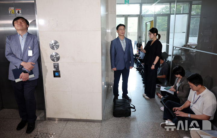 [서울=뉴시스] 이영환 기자 = 임성근 전 해병대 1사단장이 휴대폰 포렌식 참관을 위해 19일 오전 서울 서초구 순직해병 특검팀(이명현 특별검사) 사무실로 출석하며 발언을 하고 있다. 2025.08.19. 20hwan@newsis.com