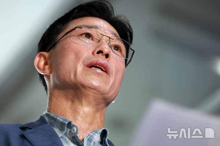 [서울=뉴시스] 이영환 기자 = 임성근 전 해병대 1사단장이 휴대폰 포렌식 참관을 위해 19일 오전 서울 서초구 순직해병 특검팀(이명현 특별검사) 사무실로 출석하며 발언을 하고 있다. 2025.08.19. 20hwan@newsis.com