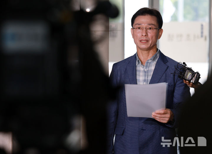 [서울=뉴시스] 이영환 기자 = 임성근 전 해병대 1사단장이 휴대폰 포렌식 참관을 위해 19일 오전 서울 서초구 순직해병 특검팀(이명현 특별검사) 사무실로 출석하며 발언을 하고 있다. 2025.08.19. 20hwan@newsis.com