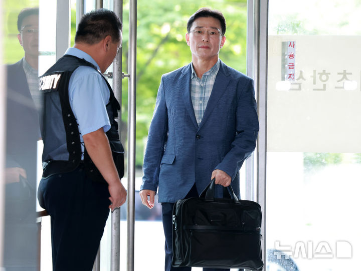 [서울=뉴시스] 이영환 기자 = 임성근 전 해병대 1사단장이 휴대폰 포렌식 참관을 위해 19일 오전 서울 서초구 순직해병 특검팀(이명현 특별검사) 사무실로 출석하고 있다. 2025.08.19. 20hwan@newsis.com