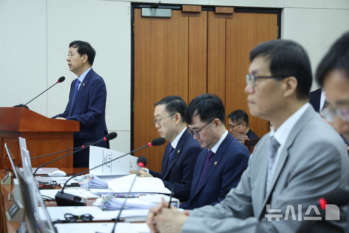 [서울=뉴시스] 고승민 기자 = 구윤철 경제부총리 겸 기획재정부 장관이 19일 서울 여의도 국회에서 열린 기획재정위원회 전체회의에서 업무보고를 하고 있다. 2025.08.19. kkssmm99@newsis.com