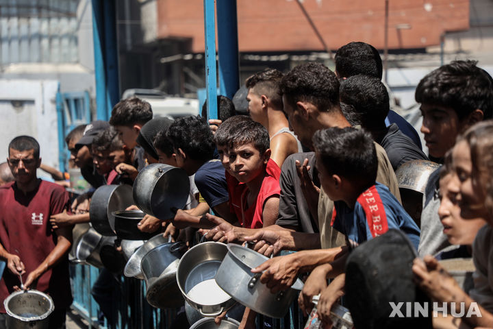 [가자시티=신화/뉴시스]지난 18일(현지 시간) 가자지구 가자시티의 음식 배급소에서 팔레스타인 피란민들이 무료 음식 배급을 기다리고 있다. 2025.08.22.