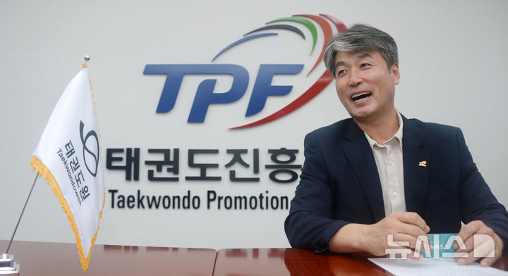 [무주=뉴시스] 김얼 기자 = 김중헌 태권도진흥재단 이사장이 전북 무주군 태권도원에서 본사와 취임 1주년 간담회를 갖고 질의에 답변하고 있다. 2025.08.19. pmkeul@newsis.com